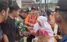 Momen Kompak TNI dan Polisi Evakuasi Warga Korban Banjir Bekasi, Ada yang Memapah Lansia dan Gendong Balita