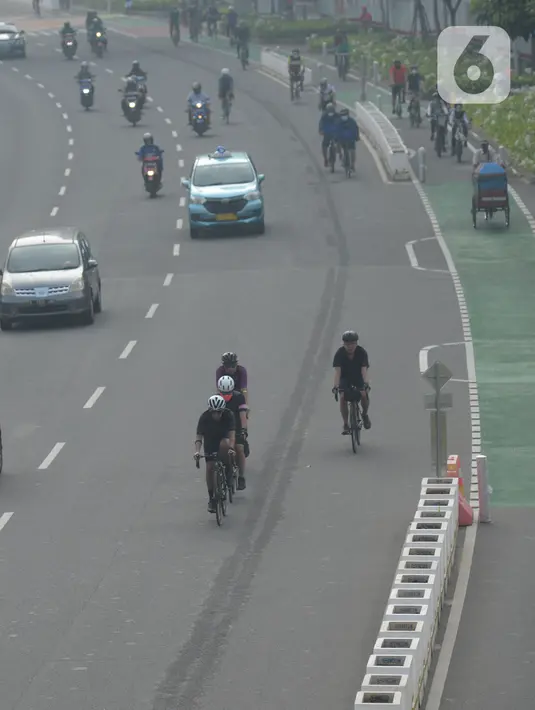 Warga bersepeda di jalan Sudirman, Jakarta, Selasa (1/6/2021). Direktur Lalu Lintas Polda Metro Jaya Kombes Pol Sambodo Purnomo Yogo menjelaskan dasar tilang terhadap pesepeda sudah tertuang pada Pasal 299 Undang-Undang Nomor 22 Tahun 2009 tentang LLAJ.  (merdeka.com/Imam Buhori)