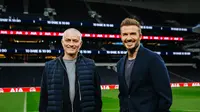 Manajer Tottenham Hotspur, Jose Mourinho, bersama legenda sepak bola Inggris, David Beckham. (Istimewa)