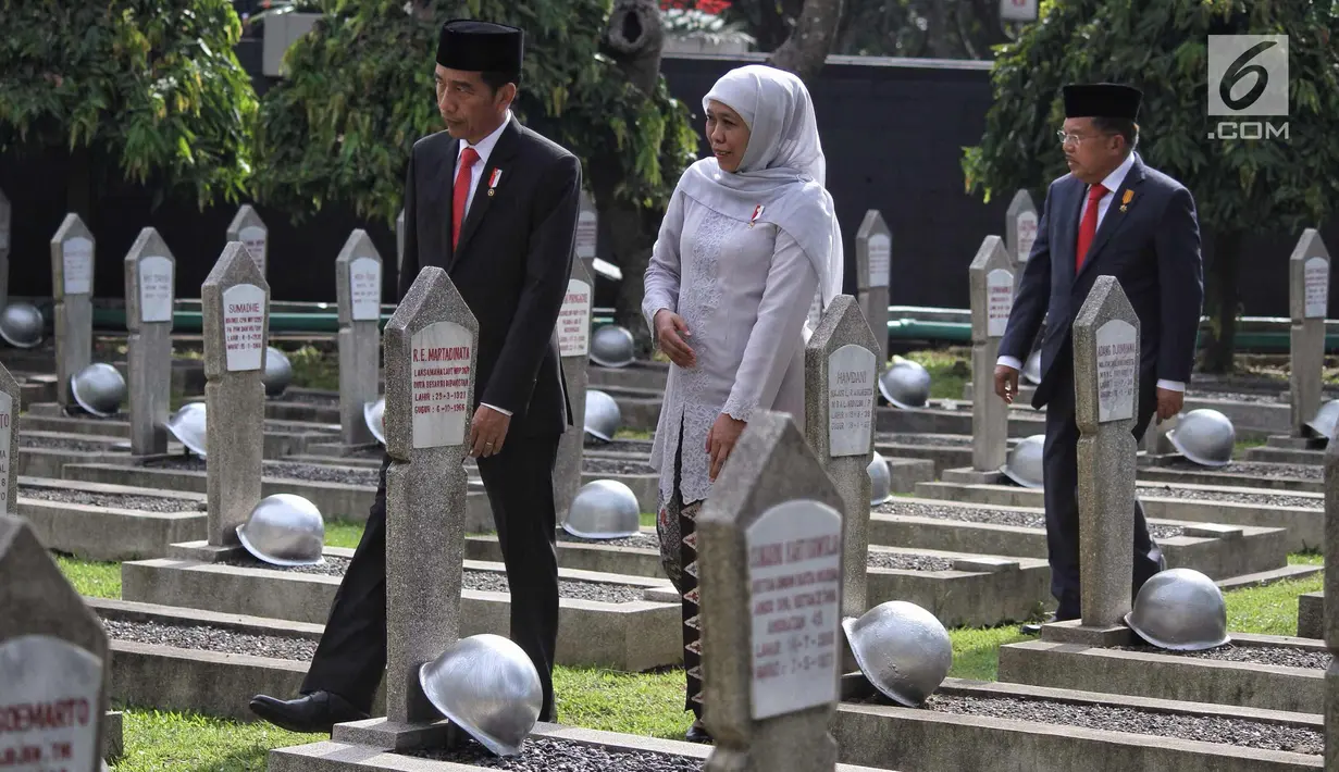 Presiden RI, Joko Widodo bersama Wapres Jusuf Kalla dan Mensos Khofifah Indar Parawansa berjalan di Taman Makam Pahlawan Nasional Kalibata saat memperingati Hari Pahlawan 2017, Jakarta, Jumat (10/11). (Liputan6.com/Pool)