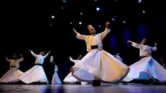 Para darwis ordo Mevlevi berputar saat tampil dalam upacara Sheb-i Arus di Istanbul, Turki, Minggu (17/12/2023). Setiap bulan Desember, serangkaian acara diadakan untuk memperingati wafatnya ulama Islam abad ke-13, penyair, dan mistik sufi Jalaluddin Rumi di berbagai kota di Turki. (AP Photo/Emrah Gurel)