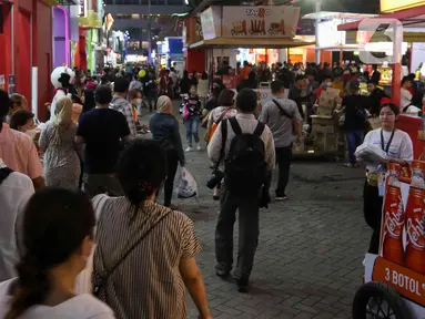 Para pengunjung saat berada dalam Jakarta Fair Kemayoran 2023 di JIExpo Kemayoran, Jakarta, Rabu (14/6/2023). (Liputan6.com/Herman Zakharia)