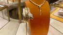 Penggabungan Serpenti dan Tubogas hadir begitu memikat. Desain ular legendaris Bvlgari yang memikat hati ini memadukan garis-garis Tubogas yang fleksibel dan bergaya dalam pilihan kreasi perhiasan Serpenti. Memadukan kenyamanan dan keanggunan, daya pakai yang sempurna, perhiasan ini memadukan esensi eklektik dari teknik Tubogas menjadi metamorfosis yang memukau dengan Serpenti yang mistis. [ Foto doc: Bvlgari ]