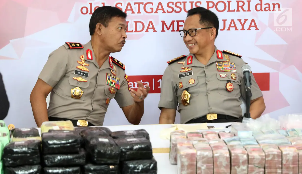 Kapolri Jenderal Tito Karnavian (kanan) dan Kapolda Metro Jaya Irjen Pol Idham Azis (kiri) berbincang saat merilis kasus penyelundupan narkoba asal Malaysia di Polda Metro Jaya, Jakarta, Senin (12/2). (Liputan6.com/Immanuel Antonius)