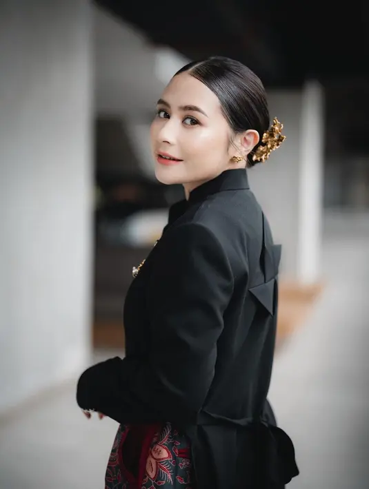 Prilly tampil ningrat mengenakan atasan bersiluet beskap berwarna hitam. Sebuah rancangan khas dari desainer tanah air Wilsen Willim. [Foto: Instagram/prillylatuconsina96]