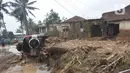 Sebuah mobil terguling usai banjir bandang melanda Kampung Cibuntu, Desa Pasawahan, Kecamatan Cicurug, Sukabumi, Jawa Barat, Selasa (22/9/2020). Data sementara puluhan bangunan rusak berat, 12 rumah hanyut, dan dua korban hilang masih dicari. (merdeka.com/Arie Basuki)