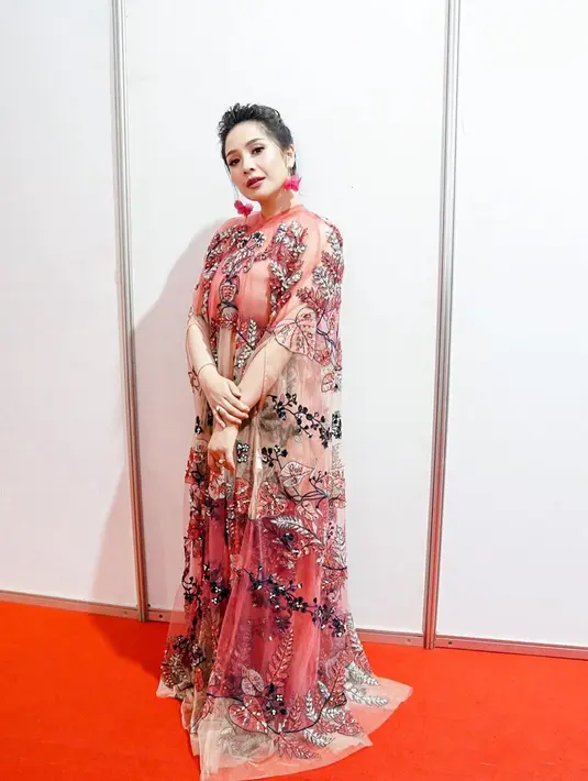 "Udah semakin dewasa, aku sadar dia emang agak aneh. Dulu waktu mau diputusin dia ngancem bunuh diri. Pernah dia datang ke rumah, cek HP, aku lagi pakai kutek. Terus dia lihat di inbox ada SMS dari cowok ngajak kenalan, dia marah banget," paparnya. (Instagram/raffinagita1717)