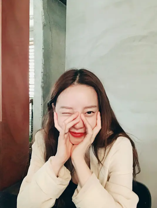 Agensi menjelaskan bahwa Goo Hara tengan mendapatkan perawatan karena kesulitan tidur dan gangguan pencernaan. (instagram/koohara__)