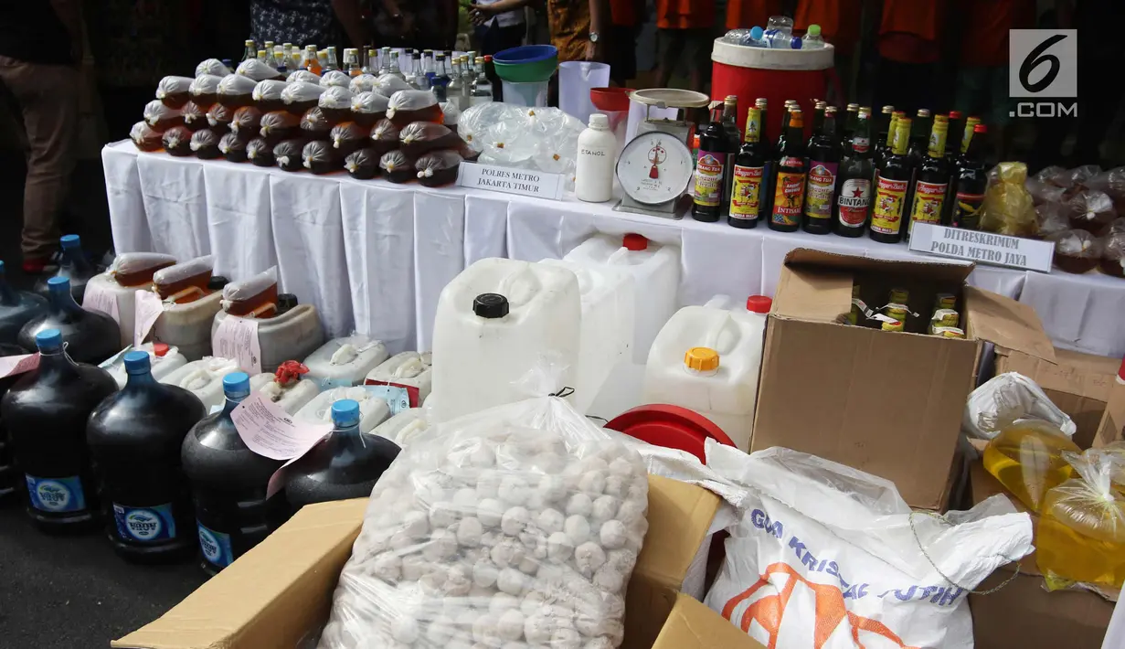 Barang bukti diperlihatkan saat rilis di Polda Metro Jaya, Jakarta, Jumat (20/4). Petugas juga berhasil mengamankan 180 orang, 165 orang dilakukan pembinaan, dan 15 orang ditahan. (Liputan6.com/Arya Manggala)