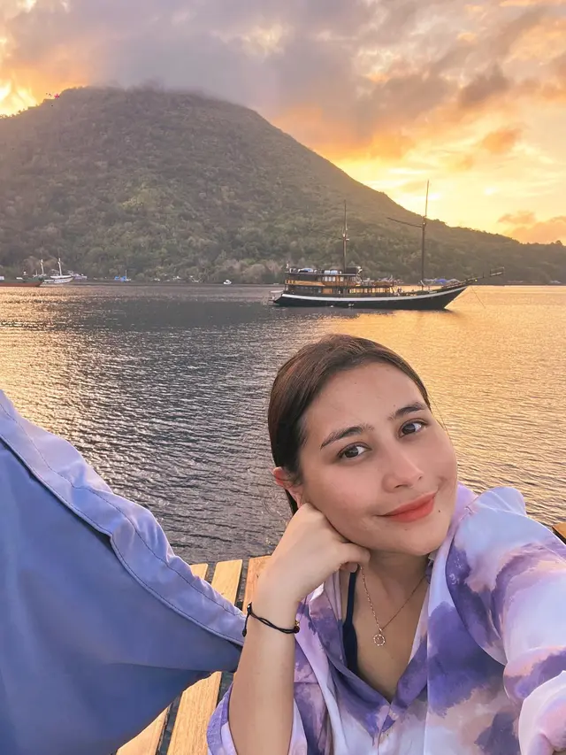 Dapat Ikan Hiu, Ini 7 Potret Prilly Latuconsina Mancing di Banda Naira