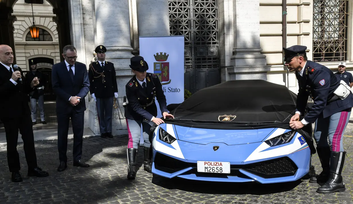 Kepolisian Italia mendapatkan Lamborghini Huracan LP 610-4 sebagai mobil patroli terbaru dalam sebuah seremoni di Kementerian Dalam Negeri di Roma, 30 Maret 2017. Huracan ini akan bertugas untuk keperluan patroli jalan tol di Bologna. (Andreas SOLARO/AFP)