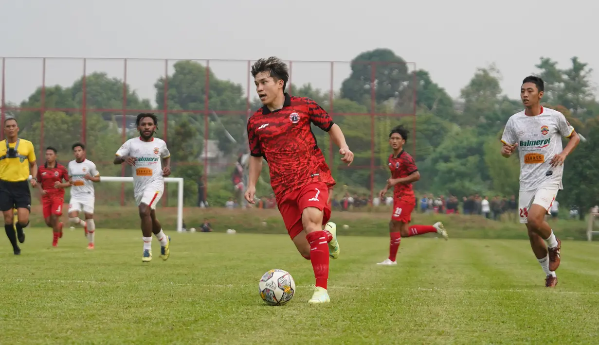 Pemain Persija Jakarta, Ryo Matsumura menguasai bola saat menghadapi Persipu FC pada laga uji coba menjelang bergulirnya Liga 1 musim 2023/2024 di Persija Training Center, Nirwana Park, Bojongsari, Depok, Sabtu (10/6/2023) sore WIB. (Dok. Persija)