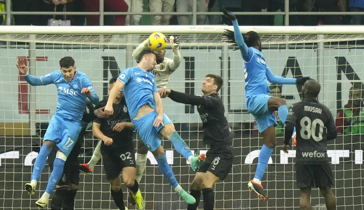 Kiper AC Milan, Mike Maignan, berusaha menangkap bola saat melawan Napoli pada laga pekan ke-24 Serie A 2023/2024 di San Siro, Senin (12/2/2024). Hasil ini membuat Milan mengemas 52 angka dari 24 laga dan mereka bertahan di posisi tiga klasemen Serie A 2023/2024. Sementara itu Napoli sekarang tertahan di posisi sembilan dengan koleksi 35 angka. (AP Photo/Luca Bruno)