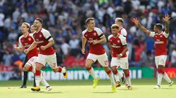 Pemain Arsenal berlari kearah pendukung saat merayakan kemenangan dalam pertandingan FA Community Shield di Stadion Wembley di London, Inggris (6/8). Di waktu normal Chelsea berhasil unggul lebih dahulu melalui Victor Moses. (AP Photo/Kirsty Wigglesworth)