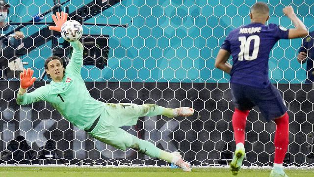 Foto Piala Eropa: Momen Yann Sommer Gagalkan Sepakan Penalti Kylian Mbappe, Swiss Tendang Prancis dari di Euro 2020