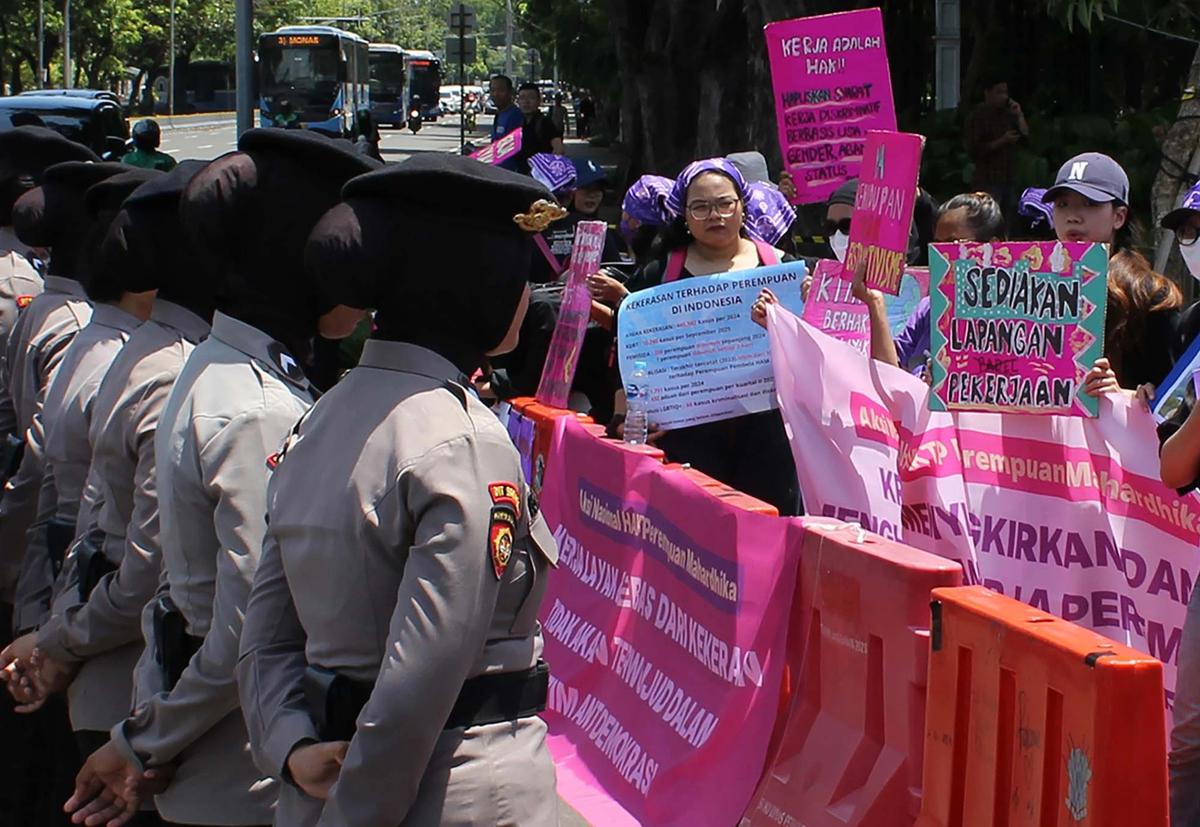 FOTO: Aksi Peringatan HAKTP Serentak Serukan Perlindungan Perempuan dan Aktivis