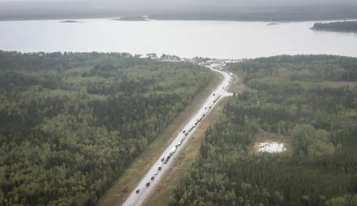 Sepuluh pesawat meninggalkan Yellowknife pada hari Kamis dengan 1.500 penumpang. (Jeff McIntosh/The Canadian Press via AP)