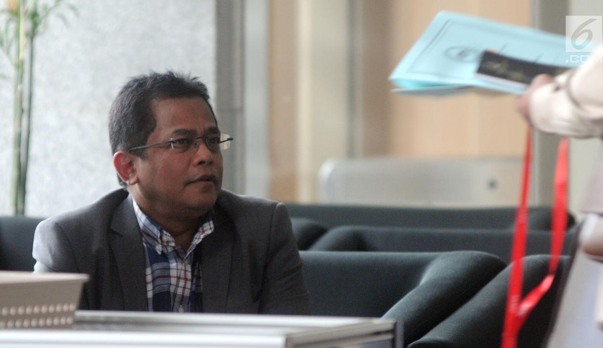 Sekjen DPR Indra Iskandar menunggu panggilan penyidik saat akan menjalani pemeriksaan di Gedung KPK, Jakarta, Kamis (21/3). Indra Iskandar diperiksa terkait dugaan suap DAK Kabupaten Kebumen Tahun Anggaran 2016. (merdeka.com/Dwi Narwoko)