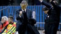 Pelatih Inter Milan, Roberto Mancini, merayakan kemenangan timnya dengan skor 4-0 kontra Frosinone, Senin (23/11/2015) dini hari WIB. Meski Inter sukses kembali ke puncak klasemen Serie A, Mancini tetap menganggap timnya bukan favorit. (AFP/OLIVIER MORIN)