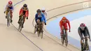 Atlet Crismonita Dwi Putri (dua kiri) saat turun nomor keirin putri di Jakarta International Velodrome, Rawamangun, Selasa (28/8). Crismonita mencatatkan waktu terbaik keempat. (Merdeka.com/Arie Basuki)