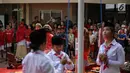 Para siswa mengikuti upacara bendera di Kampus JIS Pattimura, Jakarta, Rabu (16/8). JIS sebagai sekolah internasional menjadi bagian dari masyarakat Indonesia yang terus menjaga kebudayaan yang telah diadakan turun menurun. (Liputan6.com/Faizal Fanani)
