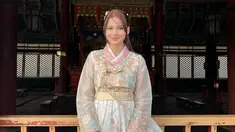 Kunjungi Gyeongbokgung Palace, artis dengan nama lengkap Callista Arum Dewi Rumengan ini mengenakan hanbok. Pakai busana tradisional Korea dengan rambut yang diikat tengah, Callita Arum makin cantik. Wajah cantik kekasih Cinta Brian ini dipoles dengan makeup natural. Tidak lupa Callista membawa tas yang motifnya selaras dengan hanbok yang dikenakannya. (Liputan6.com/IG/@callistarum)
