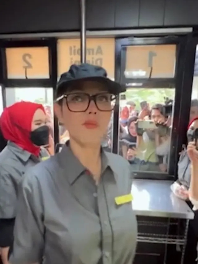 Bunda Corla saat menjadi karyawan McDonald's Jakarta (Liputan6.com - M. Altaf Jauhar)