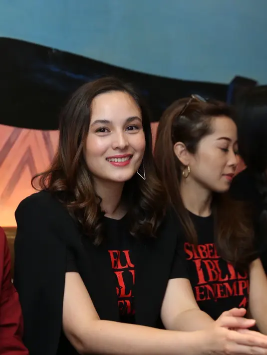 "Film horor itu ada rasa takut, terus teriak-teriak, lari, tapi di sini jauh lebih ekstrim, karena banyak banget sling-nya jadi kayak di lempar, dibanting, diangkat, jadi memang horor rasa action gitu," ujar Chelsea Islan saat ditemui di Senayan City, Jakarta Pusat. (Daniel Kampua/Fimela.com)