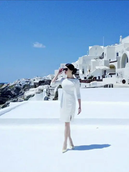 Memakai kacamata hitam rupanya Angel ingin agar fungsi dan keindahan matanya tetap terjaga. (via instagram/@realangelkaramoy)