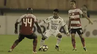 Gelandang Bali United, Muhammad Taufiq, saat pertandingan melawan Madura United pada laga Piala Presiden di Stadion Manahan, Solo, Sabtu, (3/2/2018). Bali United menang adu penalti 5-4 atas Madura United. (Bola.com/M Iqbal Ichsan)