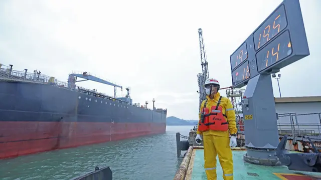 Pertamina Refinery Unit (RU) IV Cilacap sukses melakukan pengiriman perdana produk Pertalite melalui jalur laut, Senin (5/4/2021). (Dok Pertamina)