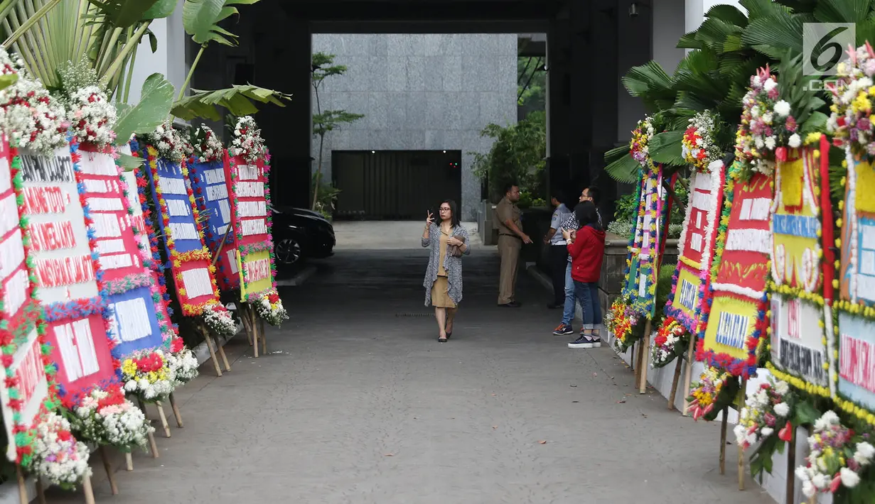 Suasana lorong Balai Kota yang dihiasi karangan bunga ungkapan terima kasih untuk Basuki Tjahaja Purnama (Ahok) dan Djarot Saiful Hidayat, Jakarta, Senin (9/10). Liputan6.com/Immanuel Antonius)