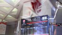 Layar monitor pergerakan saham di gedung Bursa Efek Indonesia, Jakarta, Rabu (2/1). Indeks Harga Saham Gabungan (IHSG) pada pembukaan perdagangan saham 2019 menguat 10,4 poin atau 0,16% ke 6.204. (Liputan6.com/Angga Yuniar)