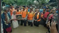Apresiasi Respons Cepat Kapolda Banten Terjun Langsung Bantu Warga Terdampak Banjir di Desa Sukadame Pandeglang