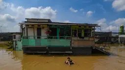 Akibat banjir luapan Kali Ciliwung, aktivitas warga di wilayah ini menjadi terganggu. (merdeka.com/Arie Basuki)