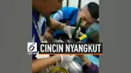 Seorang wanita mendatangi sebuah rumah sakit di distrik Mueng, Loey, Thailand untuk membantunya melepaskan cincin. Jarinya membengkak setelah 30 tahun mengenakan cincin yang sempit.