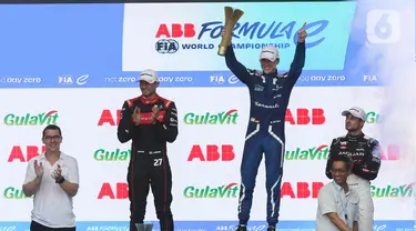 Pembalap tim Maserati MSG Racing Maximilian Gunther (tengah) mengangkat piala seusai balapan Formula E 2023 Jakarta seri ke-11 di Jakarta International E-Prix Circuit (JIEC), Jakarta, Minggu (4/6/2023). (Liputan6.com/Herman Zakharia)