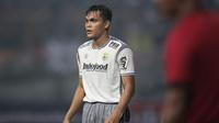 Pemain Persib Bandung, Rachmat Irianto dalam laga pekan pertama BRI Liga 1 2022/2023 antara Bhayangkara FC melawan Persib Bandung di Stadion Wibawa Mukti, Cikarang, Minggu (24/7/2022). (Bola.com/Ikhwan Yanuar)