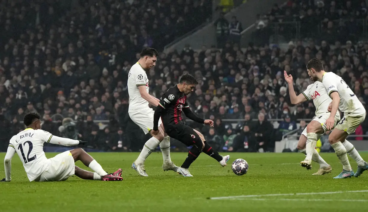 Pemain AC Milan, Brahim Diaz (tengah) berusaha mencetak gol ke gawang Tottenham Hotspur pada laga leg kedua 16 besar Liga Champions 2022/2023 yang berlangsung di Tottenham Hotspur Stadium, London, Kamis (09/03/2023) WIB. Rossoneri berhasil melaju ke babak perempat final setelah unggul dengan agregat 1-0. (AP Photo/Alastair Grant)