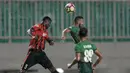 Duel pemain PS TNI, Redouane Zerzouri (kanan) dan pemain Perseru Serui, Boman Aime (kiri) pada lanjutan Liga 1 2017 di Stadion Pakansari, Bogor (07/10/2017). PS TNI menang 2-1. (Bola.com/Nicklas Hanoatubun)