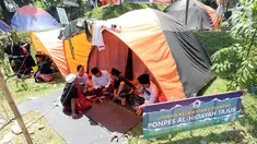 Santri berdiskusi saat kegiatan Kemah Hari Santri di Curug Nangka, Bogor, Selasa (22/10/2019). Pemerintah menetapkan 22 Oktober sebagai HSN bertepatan dengan Resolusi Jihad yang dikumandangkan pendiri Nahdlatul Ulama KH. Hasyim Asyari untuk mempertahankan kemerdekaan RI. (merdeka.com/Arie Basuki)