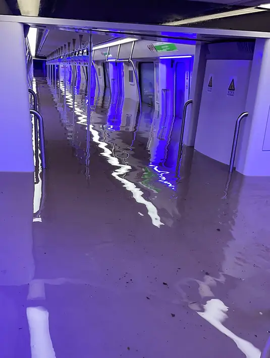 Suasana di dalam Kereta bawah tanah terendam banjir setelah hujan lebat di Zhengzhou, di provinsi Henan, China tengah (21/7/2021). Luapan sungai menggenangi jalan-jalan dan mengganggu layanan kereta bawah tanah setelah curah hujan 200 mm turun dalam satu jam. (Handout/Courtesy of Weibo user merakiZz