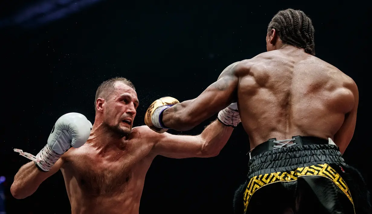 Petinju Rusia Sergey Kovalev (kiri) bertarung melawan petinju Inggris Anthony Yarde selama pertarungan gelar juara kelas berat ringan WBO di Chelyabinsk, Rusia, Sabtu (24/8/2019). Kovalev merobohkan Yarde lewat KO di ronde 11. (AP Photo/Anton Basanayev)