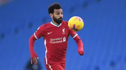 2. Mohamed Salah (Liverpool) - Penyerang asal Mesir ini sangat ahli meneror pemain belakang lawan dengan kecepatan dan penyelesaian akhir yang brilian. Saat ini, Mohamed Salah menjadi top skor sementara Liga Inggris dengan torehan 13 gol. (AFP/Neil Hall/pool)