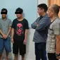 Empat penjahat kambuhan yang terlihat tersenyum ketika diinterogasi personel Polsek Pekanbaru Kota. (Liputan6.com/M Syukur)