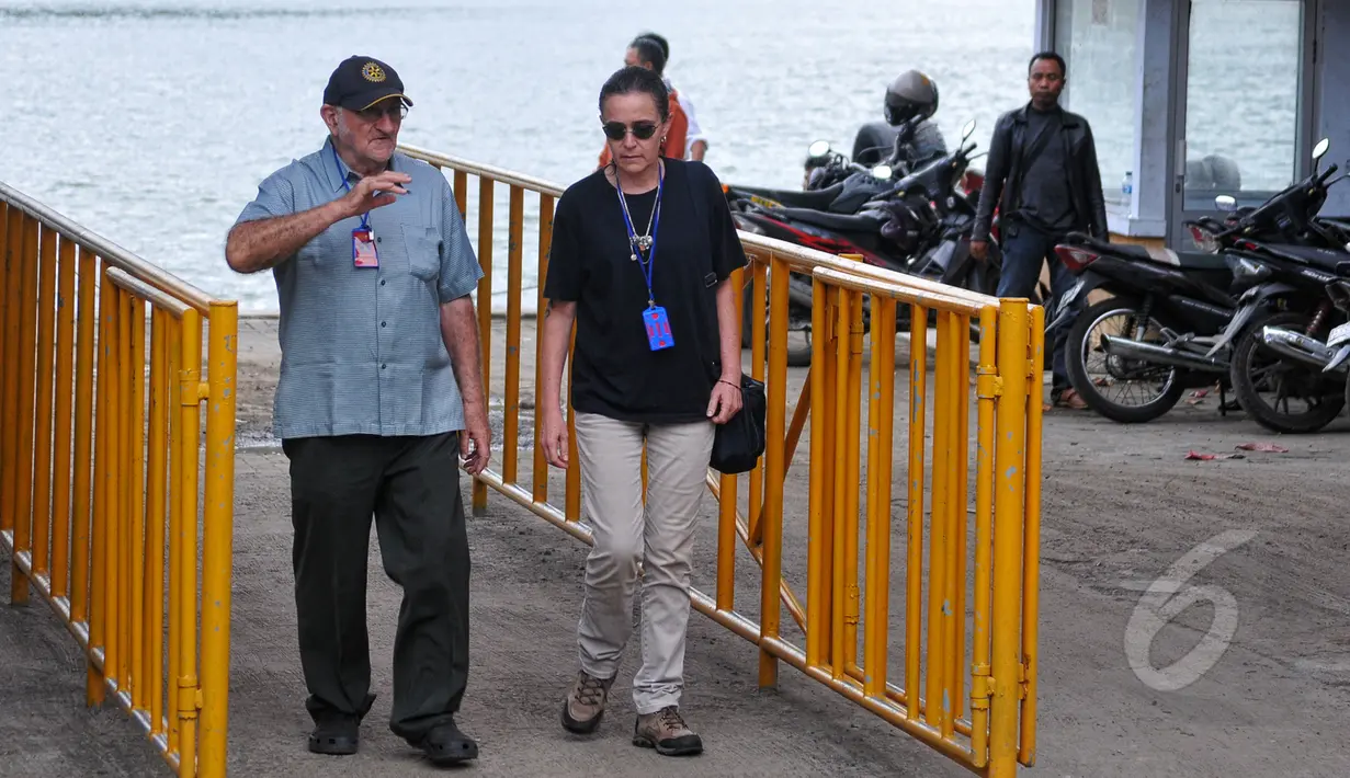 Romo Carolus Burrows (Kiri) bersama Angelita Muxfeldt (kanan) keluarga terpidana mati asal Brazil Rodrigo Gularte usai mendatangi Lapas Nusakambangan, Jawa Tengah, Senin (27/4/2015). (Liputan6.com/Yoppy Renato)