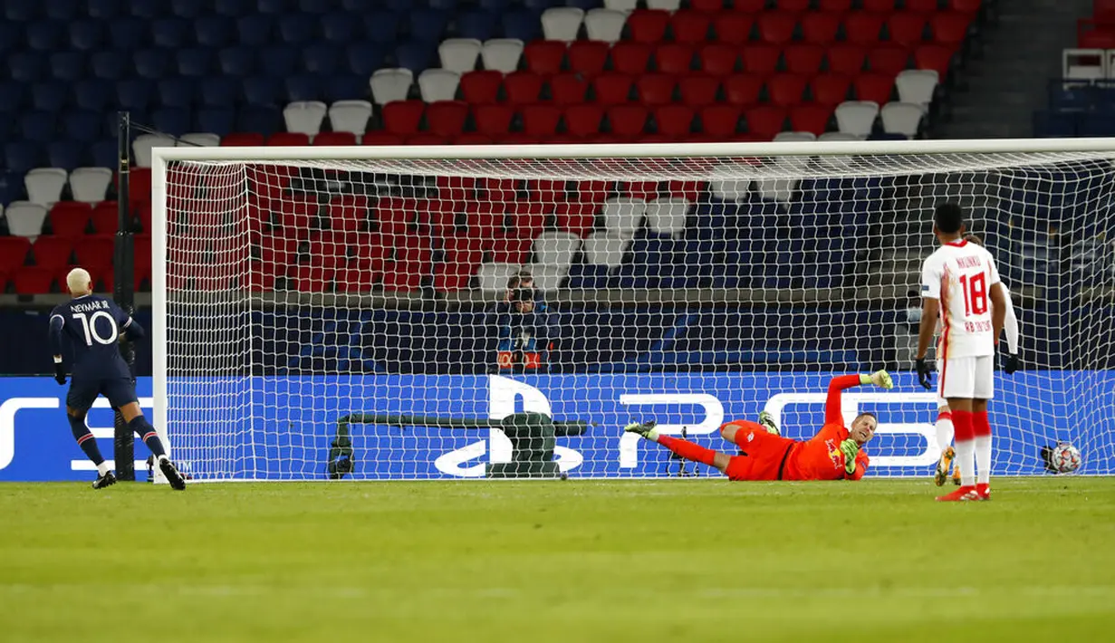 Pemain Paris Saint-Germain Neymar (kiri) mencetak gol ke gawang RB Leipzig pada pertandingan Grup H Liga Champions di Stadion Parc des Princes, Paris, Prancis, Selasa (24/11/2020). Paris Saint-Germain menang 1-0. (AP Photo/Thibault Camus)