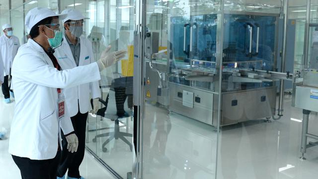 Jokowi Tinjau Fasilitas Produksi Vaksin Covid-19 di Bio Farma