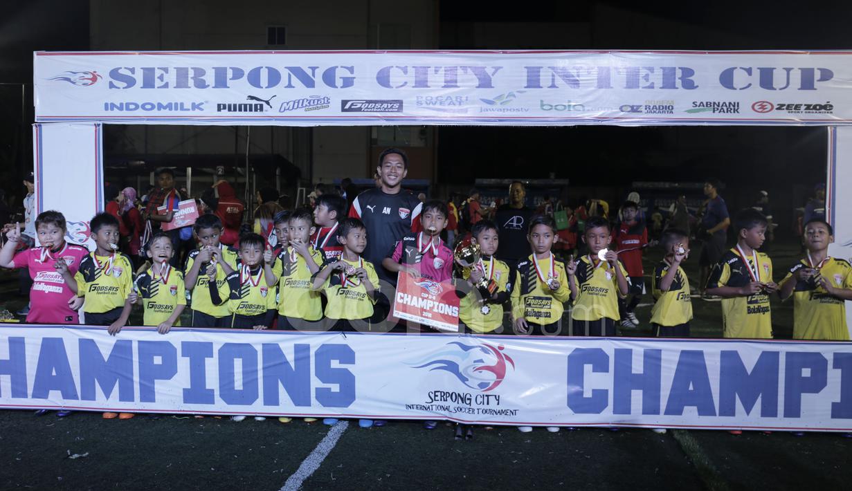 Tim Serpong City menjadi juara Cup U-8 Serpong City International Soccer Tournament di Sabnani Park, Tangerang Selatan. Minggu (4/12/2016). (Bola.com/Arief Bagus)