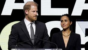 (Dari kiri ke kanan) Pangeran Harry dan Meghan Markle berpidato di atas panggung Gala Hari Kesehatan Mental Sedunia Project Healthy Minds di Spring Studios pada 9 Oktober 2025 di New York City. (Ilya S. Savenok/Getty Images untuk Project Healthy Minds/AFP)